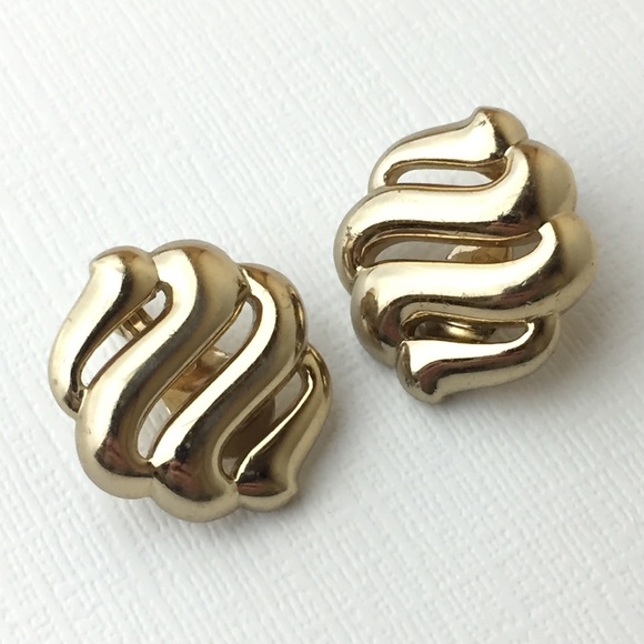 Vintage Monet Classy Gold Tone Clip On Earrings - Picture 1 of 8